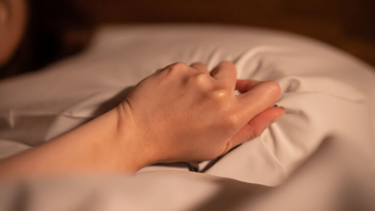 不倫は夜に行われる？夫や妻の不自然な行動を確認する方法と対処法