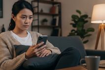 浮気に使われる男の言い訳とは？よくある嘘の手口と心理的な特徴を解説！