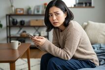 スマホを勝手に見るのは違法行為？不安な心理と対策方法を解説！