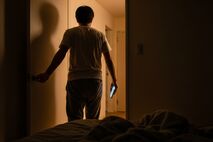 深夜に電話しているのはなぜ？こっそりと連絡する心理と安全な確認方法を徹底解説